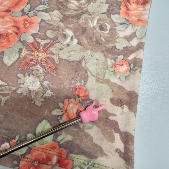 One World Shirt Womens Medium Floral Roses Embellished V-Neck Y2K READ - Picture 7 of 10